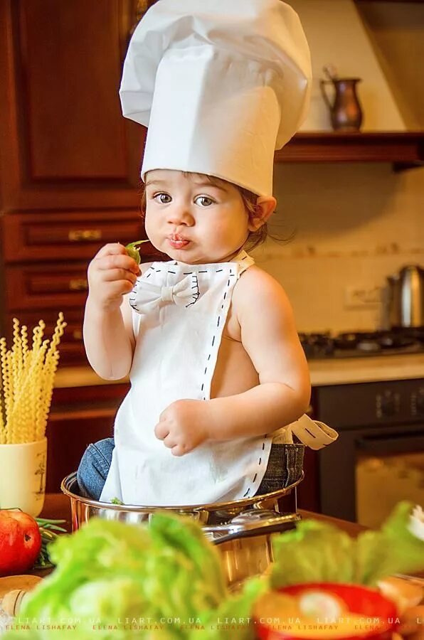 Фотосессия малыша на кухне. Повар для детей. Фотосессия детские на кухни. Маленький повар. Варить малышу