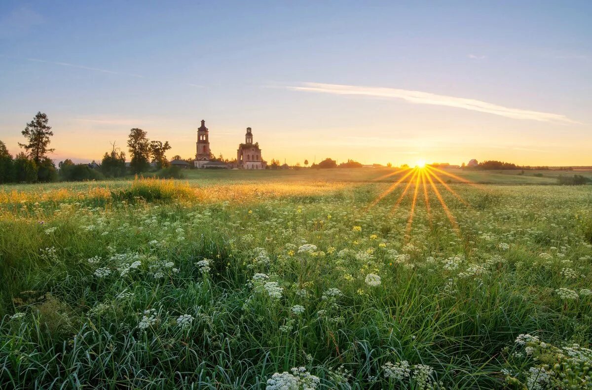 Село Черкизово храм на рассвете. Поля село церквушка Россия. Рассвет в деревне. Лето в деревне.