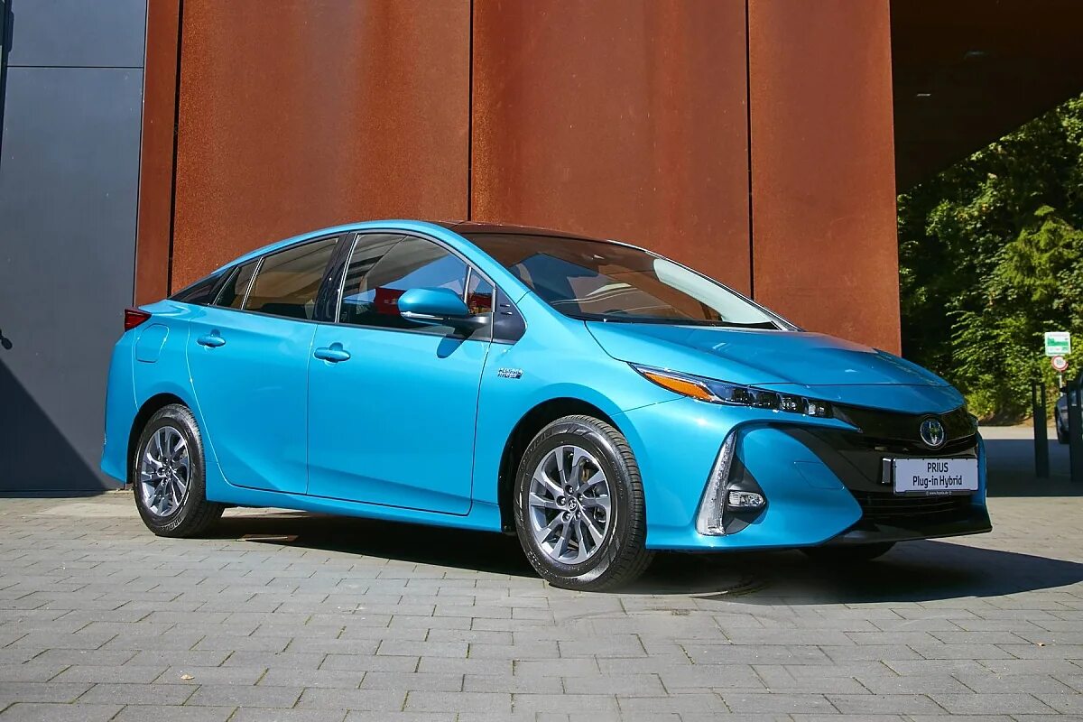 Тойота приус гибрид 2022. Plugin hybrid. 8 hybrid. Toyota prius plug-in. Тойота prius 3 электромобиль.