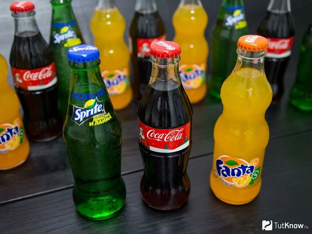 Газировка креативное фото. Сладкие газированные напитки. Напитки кола фанта пепси. Соки пепси фанта кола. Сладкие газированные напитки.
