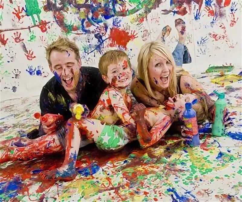 Lots of adding. Семейная фотосессия с красками. Семья красками. Семья фотосессия с красками. Фотосессия семьи с цветными красками.