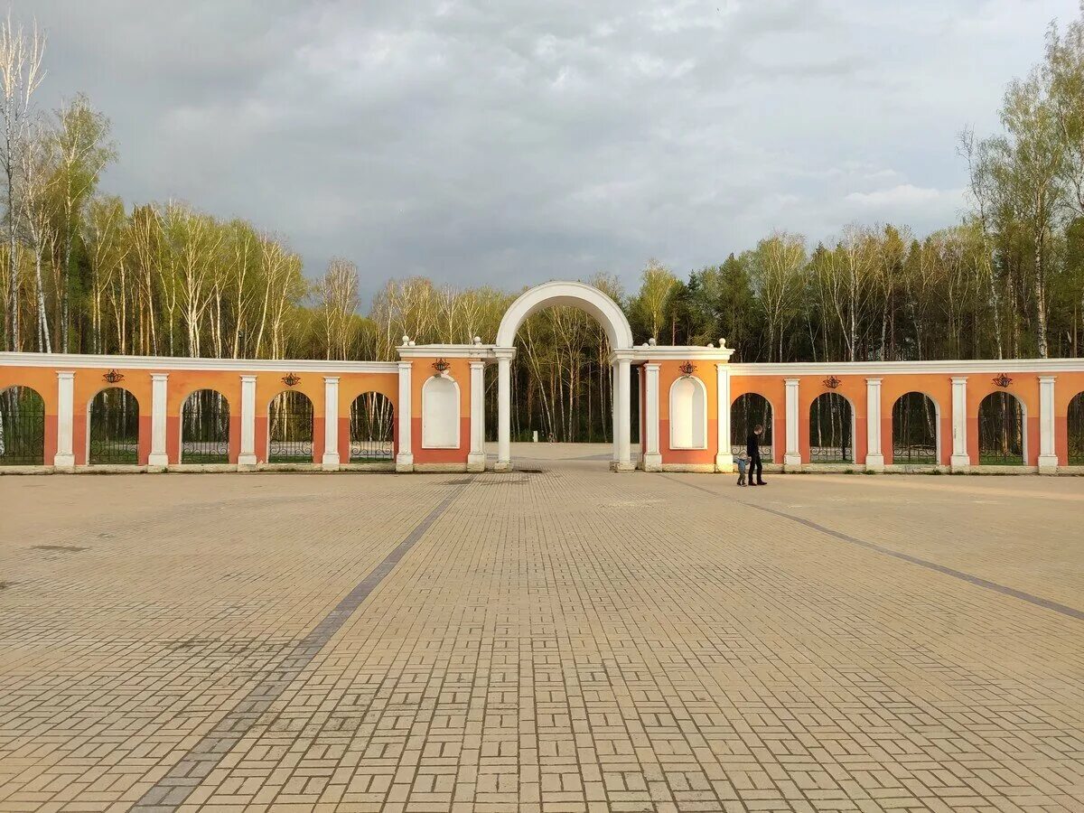 Погулять в калуге. Калужский Губернский парк. Городской парк Калуга. Центральный парк Калуга. Губернский парк Калуга 2022.