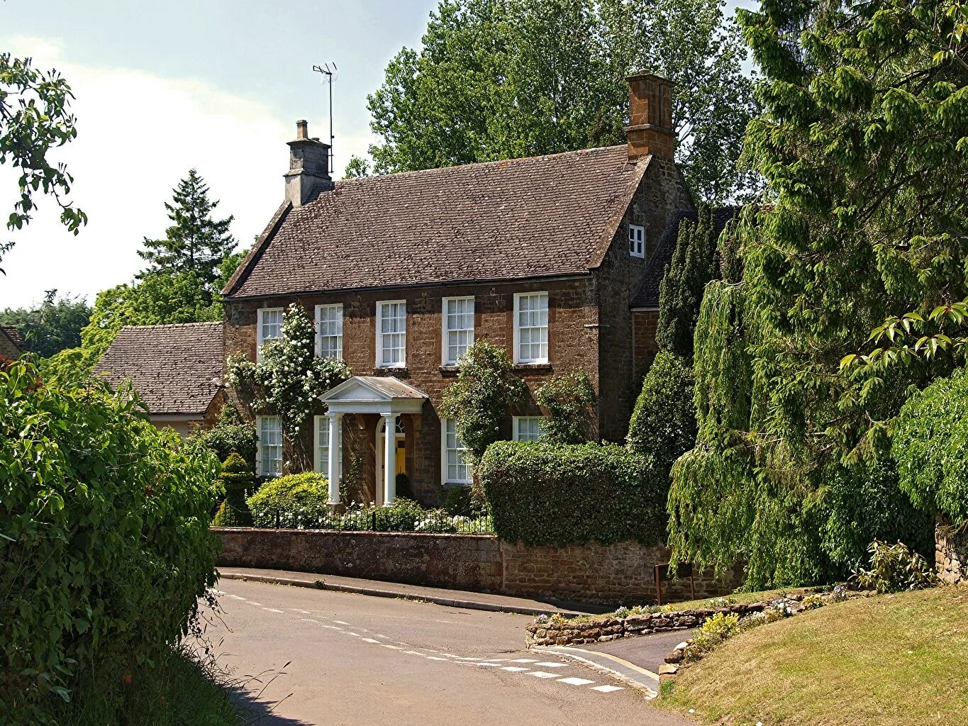 Старинный дом в англии. Cottage дом в англии. Английский особняк. Поместье эссекс англия. Англия деревня castle combe.