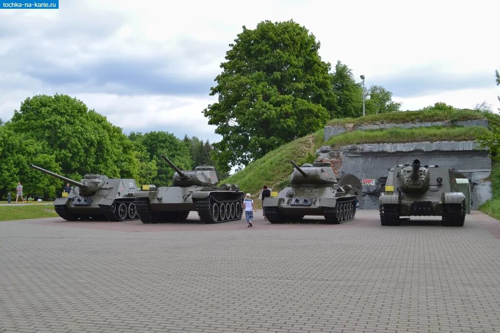 Брест мемориальный комплекс. Выставка военной техники в Брестской крепости. Брестская крепость выставка техники. Экспозиция военной техники Брестская крепость-герой. Брест дата