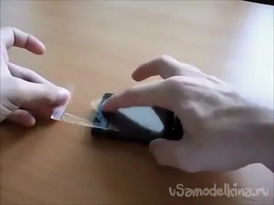 Пленка для приклейки пленки. Защитная плёнка на телефон гидрогель. Какой стороной клеить пленку на телефон. Наклеить пленку на телефон своими руками. Защитная транспортировочная пленка на телефоне.