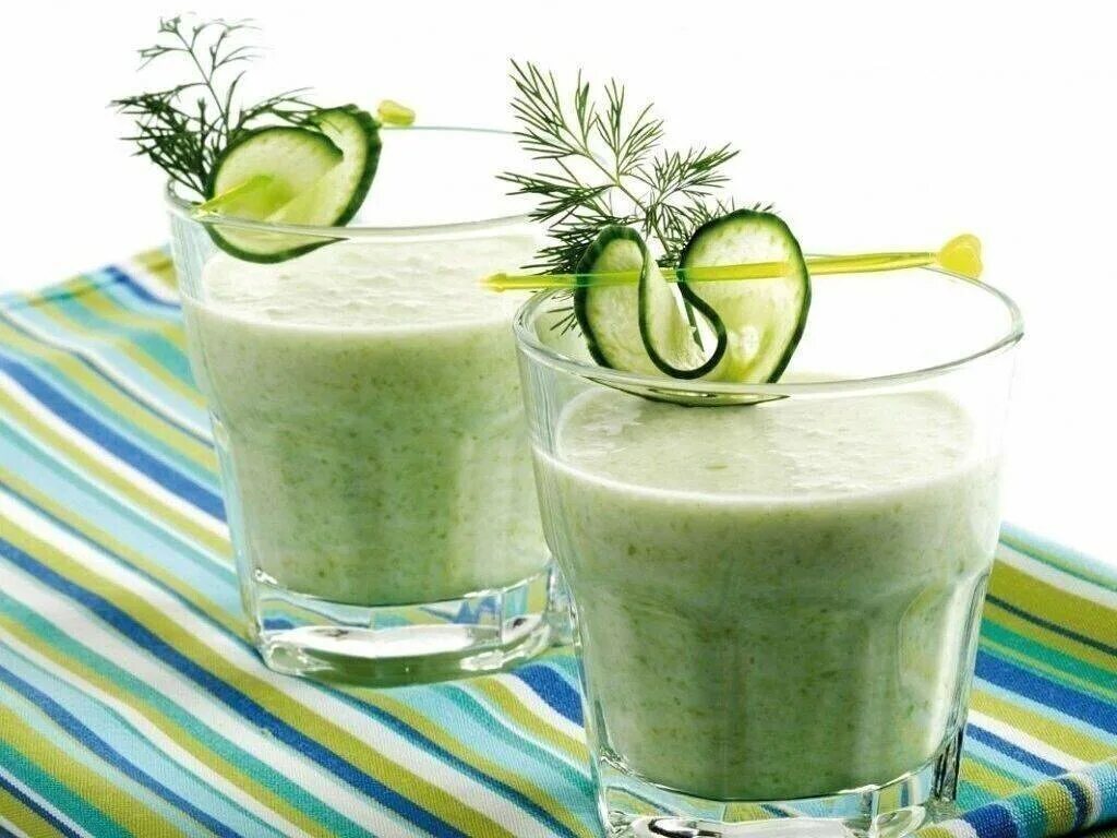 Айран зеленый. Кефирный коктейль для похудения. Кефирный напиток с зеленью для похудения. Коктейль с огурцом. Кефир с огурцом для похудения