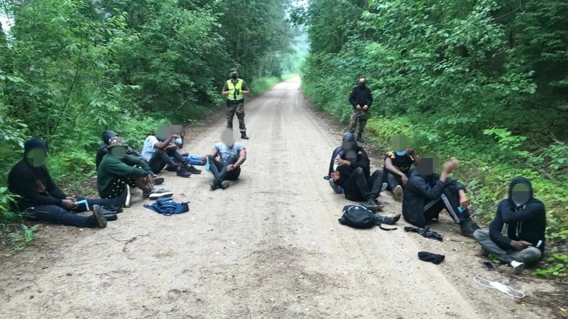 Польские полицейские и беженцы. Мигранты на белорусско польской границе. Мигранты в литве. Миграционный кризис на границе белоруссии. Мигранты в белоруссии.