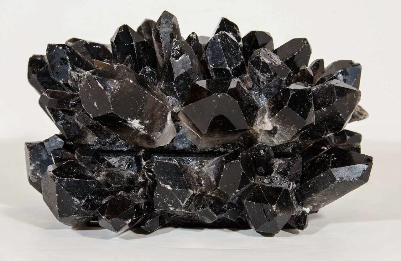 Черный кристалл какой цвет. Черный Морион. Морион минерал Кристалл. Морион черный кварц. Чёрный Морион камень.