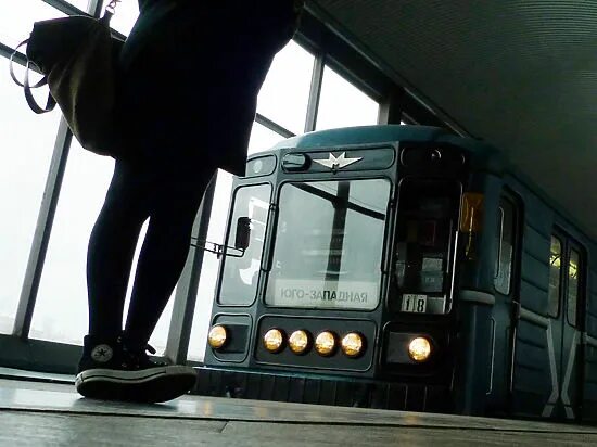 Пропавшее метро. Пропавшее метро. Следующая станция неизвестна. Люди прыгают под поезд метро. Пропавшее метро.