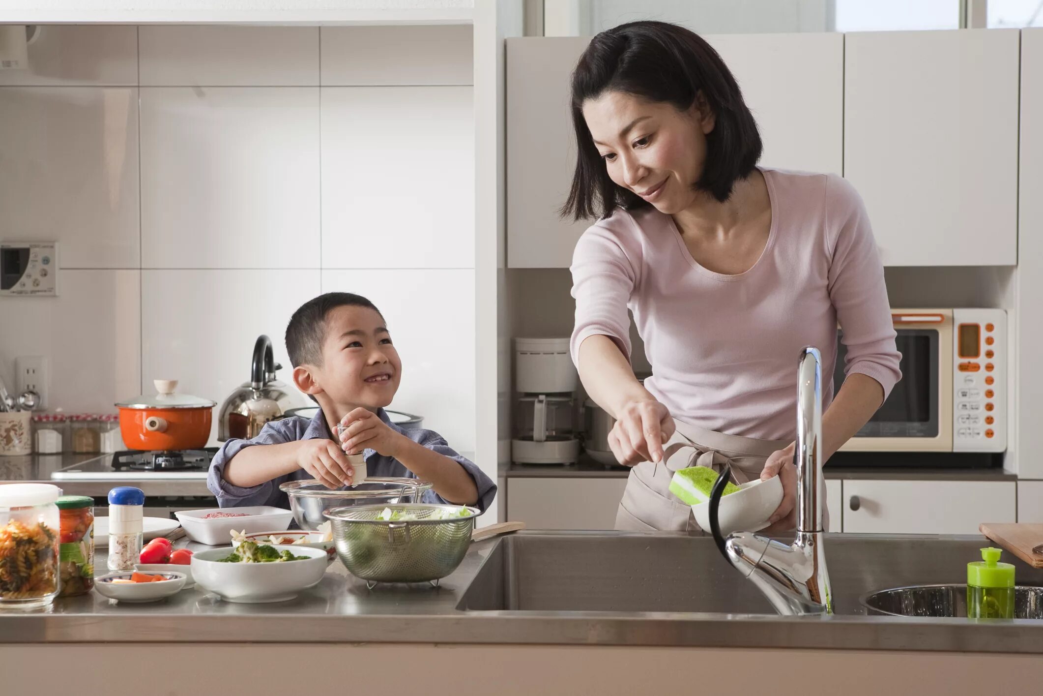 They are made with the help. Мама с дочкой готовят. питания кухня семья. mother and child in the kitchen. children in the kitchen.