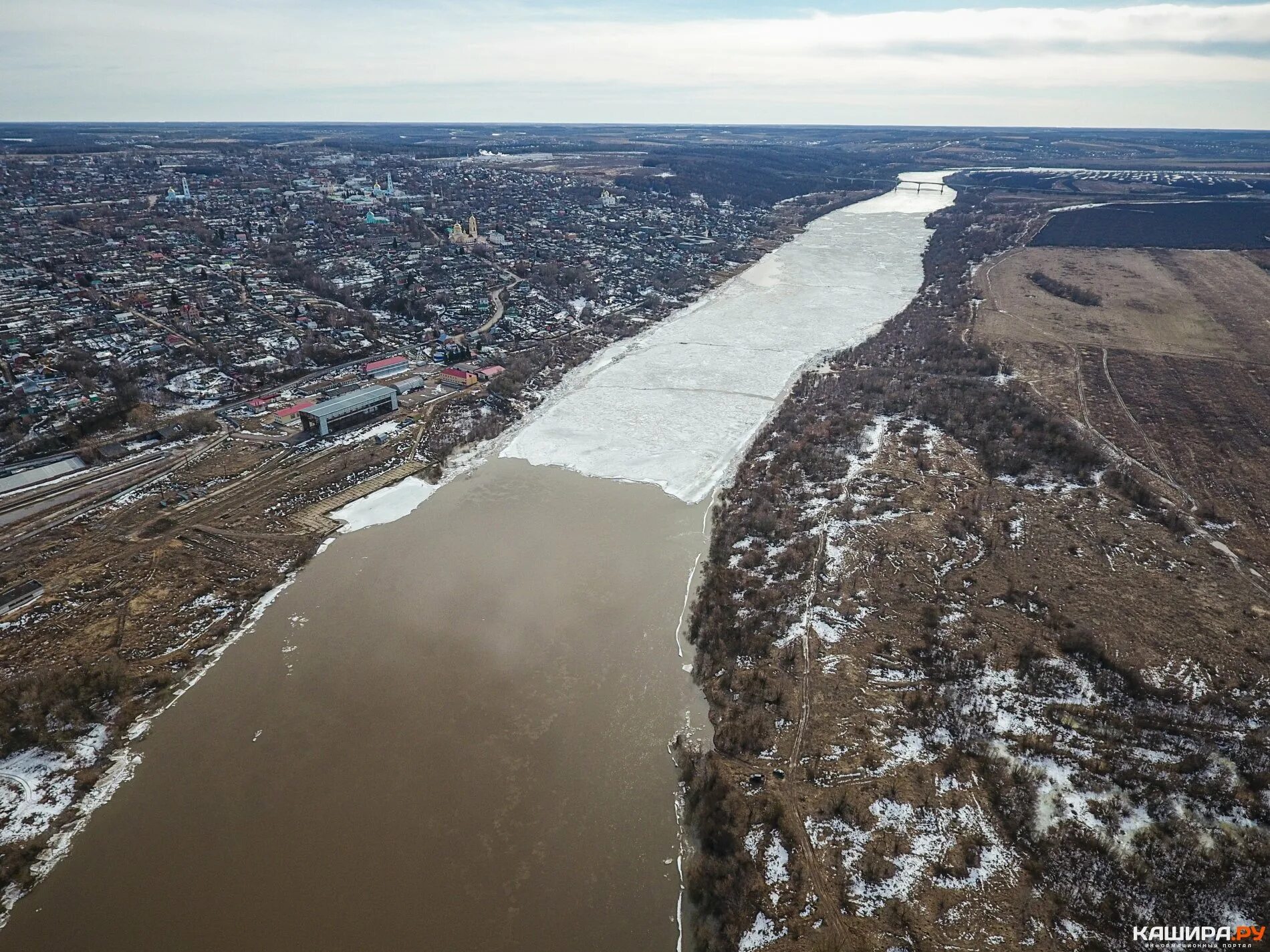 Вода на оке сегодня сколько поднялась. Ледоход на Оке 2023 Кашира. Разлив Оки в Кашире. Ледоход на Оке Кашира. Ледоход на Оке.