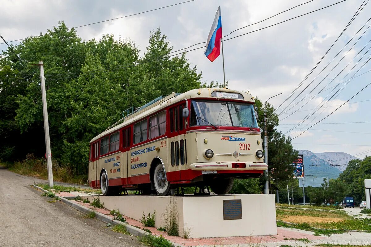 Троллейбусная трасса Симферополь Ялта. Памятник троллейбуса в Ялте. Троллейбус Симферополь Ялта памятник. Троллейбусная линия Симферополь Ялта.