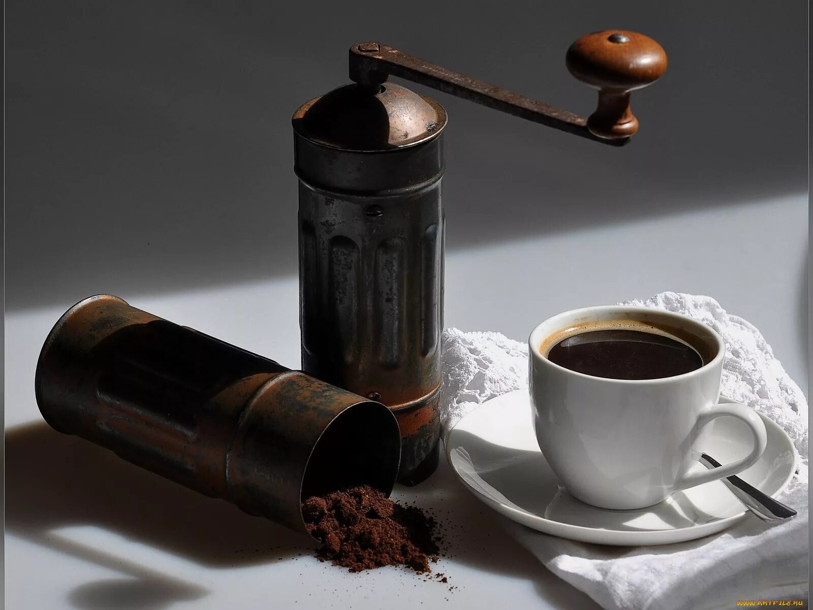 Почему кофе горчит. Горький кофе. coffee old. кофе по горькости. горький кофе картинки.