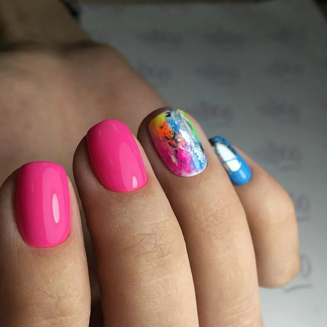 яркий маникюр. маникюр лето 2024 короткий квадрат. маникюр лето 2024 короткий квадрат. нежный маникюр на короткие квадратные. модные яркие ногти.