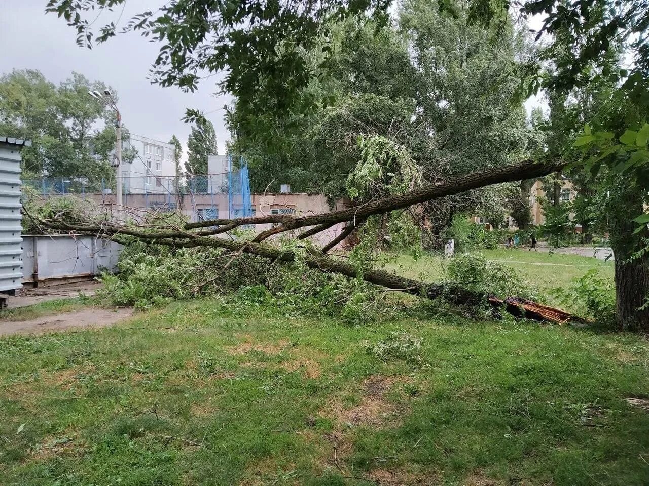 Поднялся сильный ветер и гнал. Ураган в Балаково 14.07.2020. Ураган в Балаково. Ураган в Балаково 2020 год. Ураган в Саратовской области.