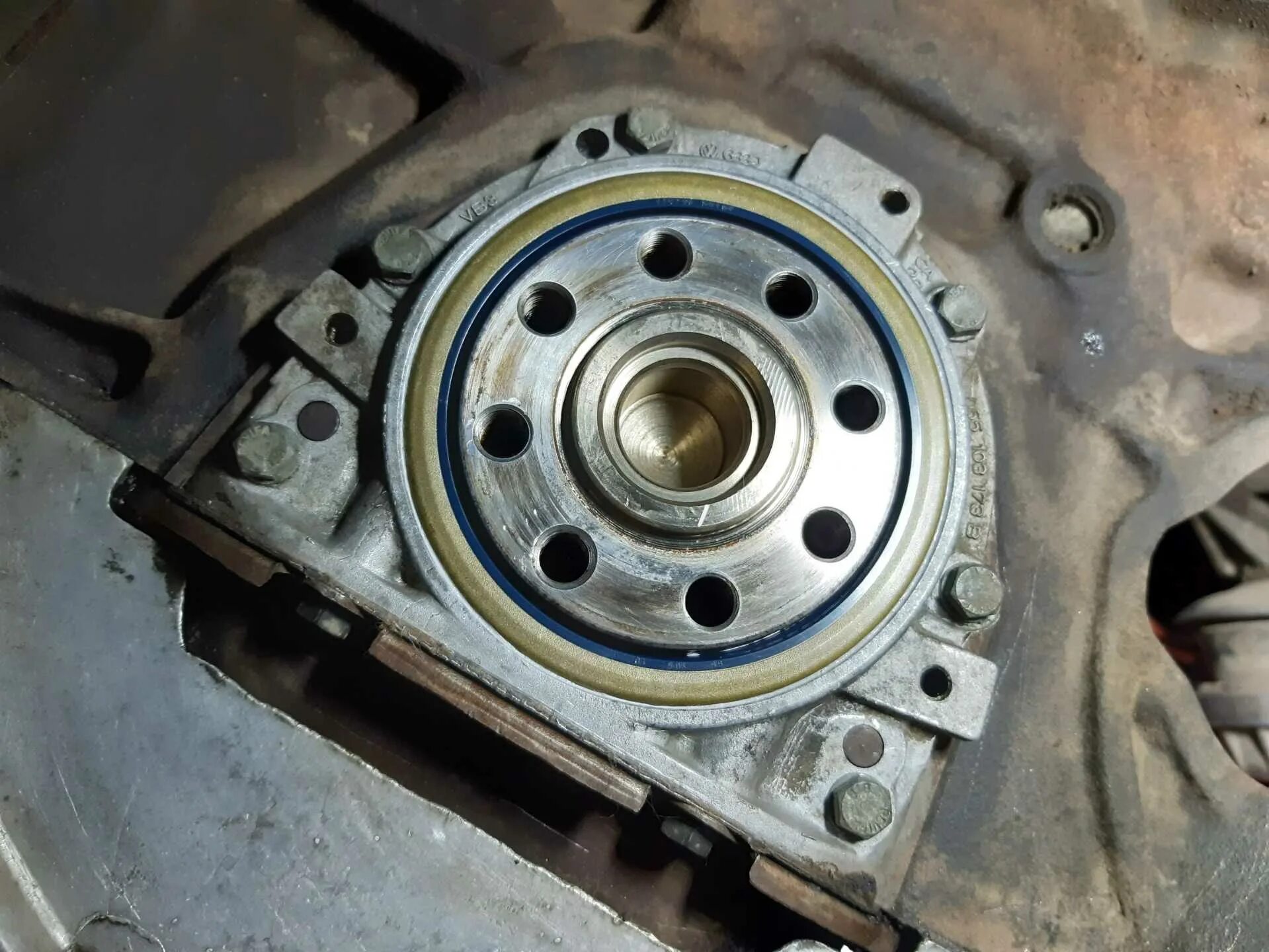 Сальник коленвала 4е фе. Задний сальник коленвала приора 16 клапанов. Сальник задний коленвала еватек. Сальник коленвала g4js шкива. 5 дизель.