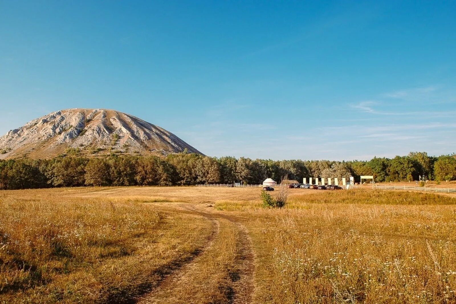 В башкирии много. Гора торатау в башкирии. гора веселая башкирия. леса башкирии. гора киленташ в башкирии.