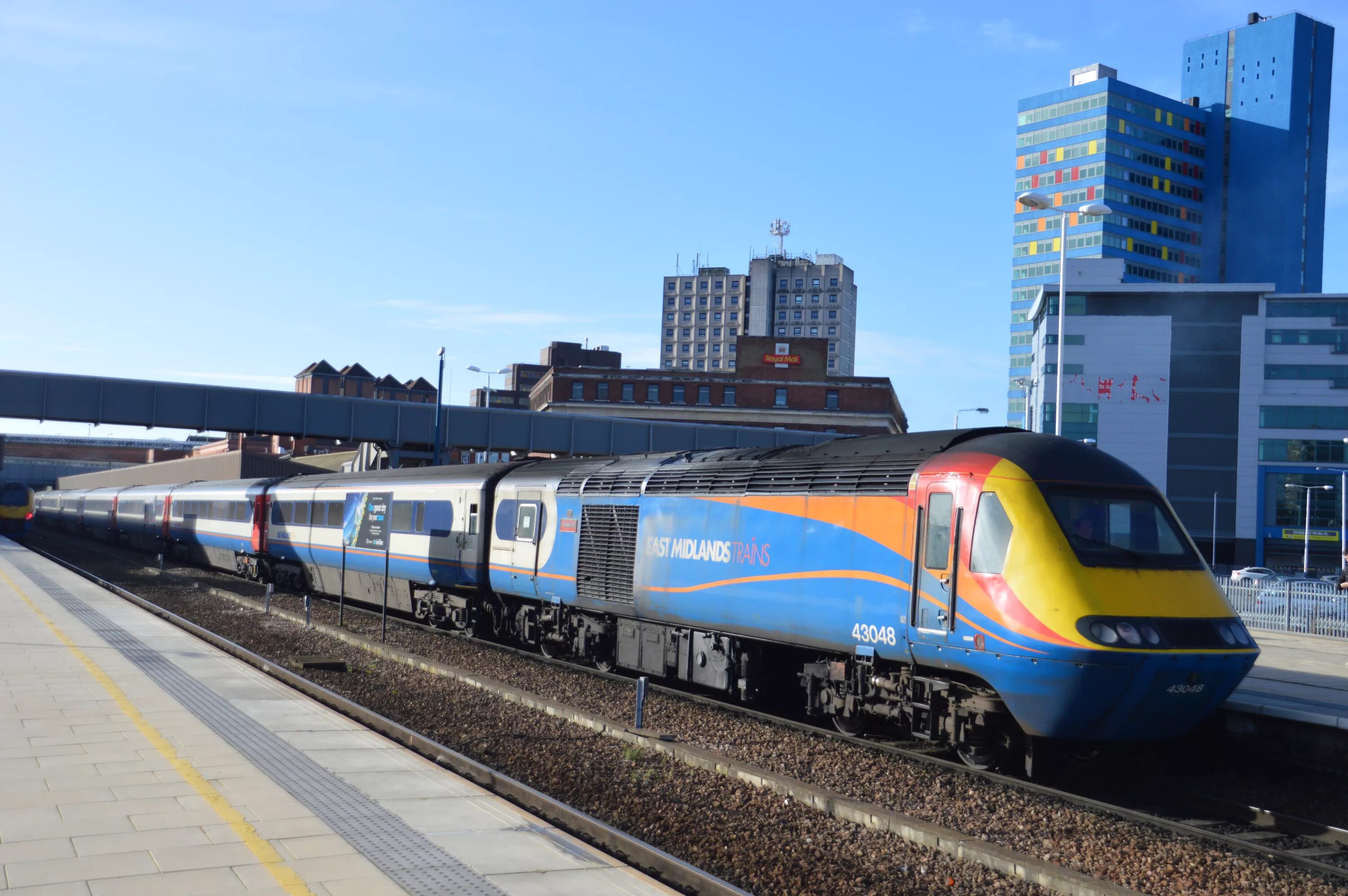 Поезд мегаполис москва санкт-петербург. Поезд мцд москва-сити. Поезд метрополис. Мегаполис вокзал. Смешарики вокзал.