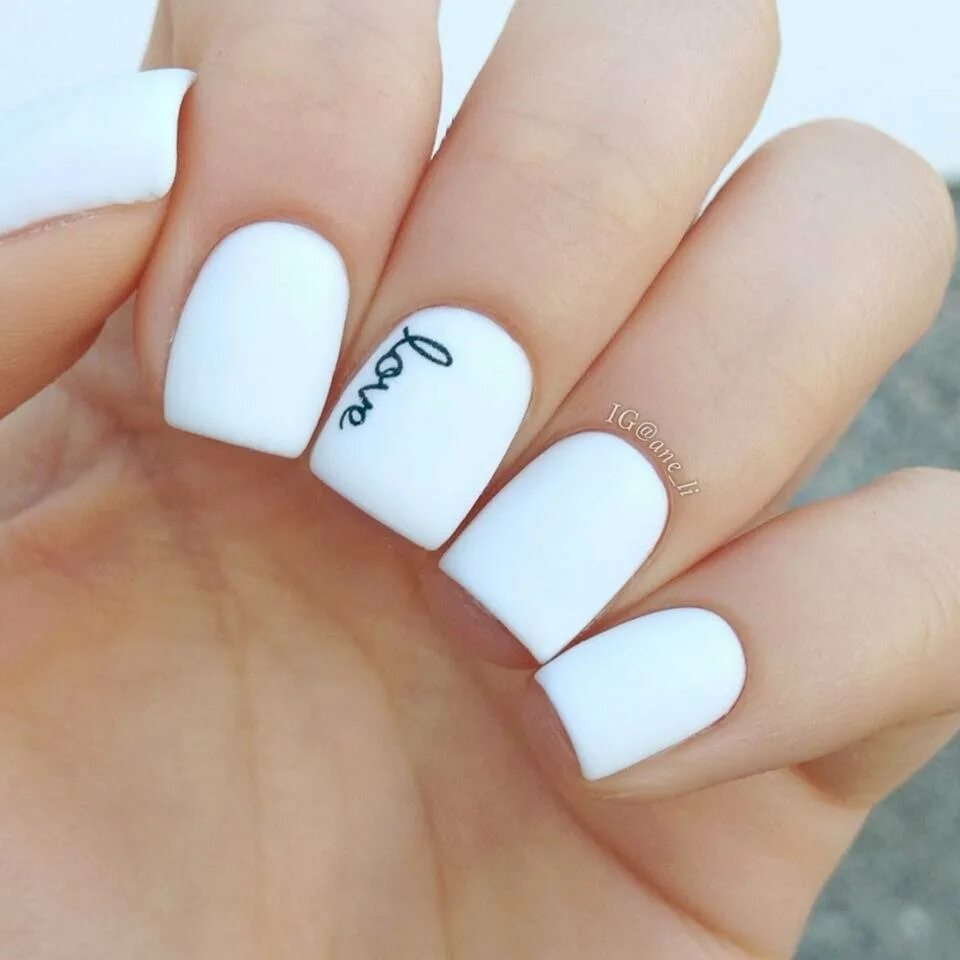 Белые ногти с черным сердечком. Белый маникюр с черными сердечками. Маникюр черный ссбелым. Маникюр белый с черным. Белые ногти с черным сердечком.