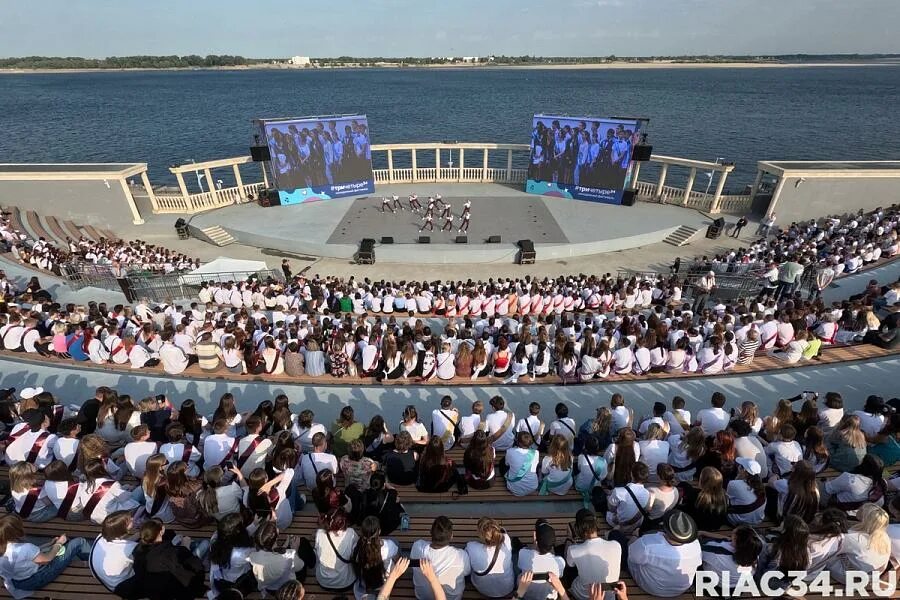 Пикник волгоград 2025. Амфитеатр волгоград набережная. фестиваль 34 амфитеатр волгоград. фестиваль 34 волгоград 2025. день города 2025 амфитеатр волгоград.