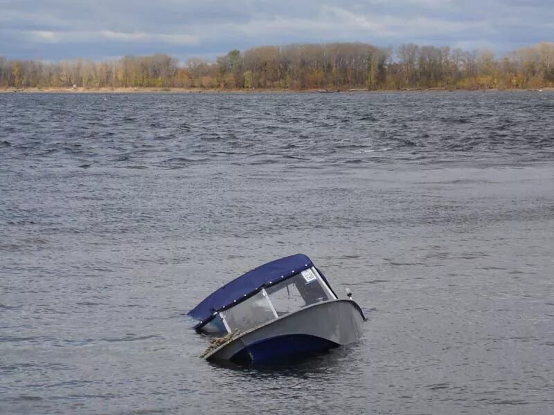 Когда можно выходить на моторе на воду. Катер по реке. Лодка на реке. Маломерное судно на реке. Катер для путешествий по реке.