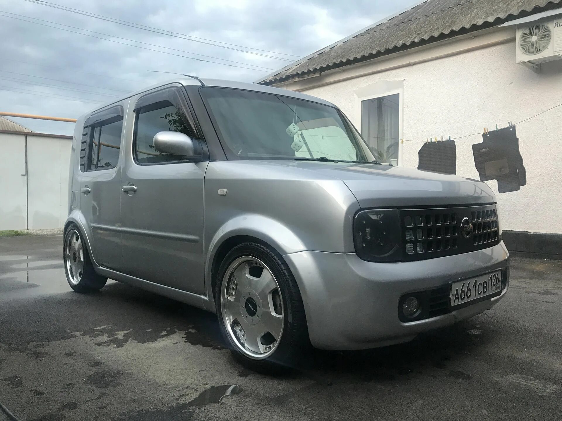 Ниссан куб зет 10. Nissan Cube 2007. Nissan Cube 2 Tuning. Nissan Cube z10 stance. Nissan Cube 2007 тюнинговый.