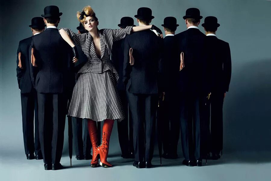 Мужчина вытирает женщину. Девушка в окружении мужчин. Выбрать мужчину из нескольких. Два мужчины. Выбор женщины.