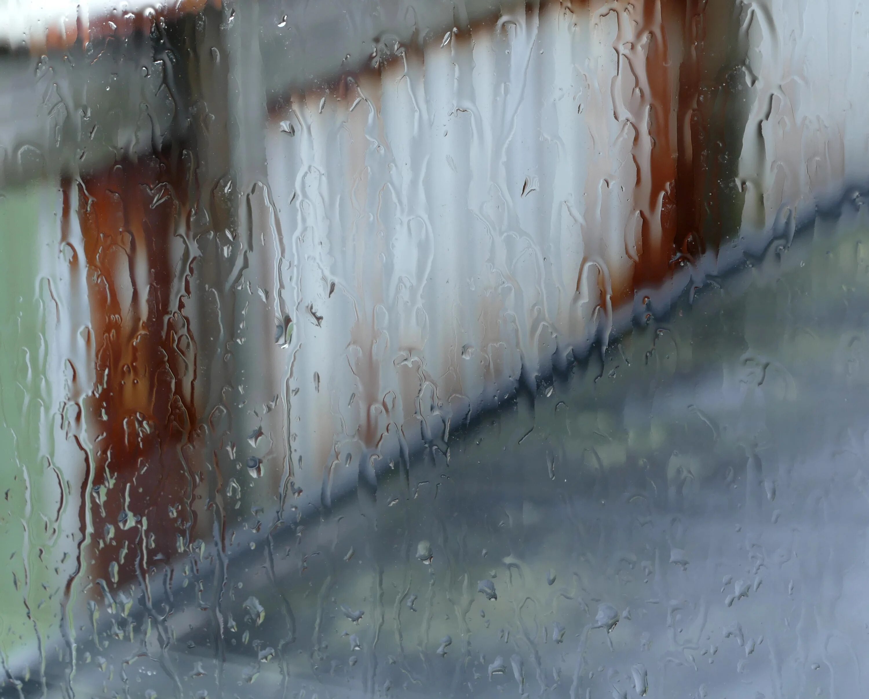 Дождь на окнах слова. Начало дождя. Дождь из окна квартиры. За окном начинается дождь. Дождь по окну.