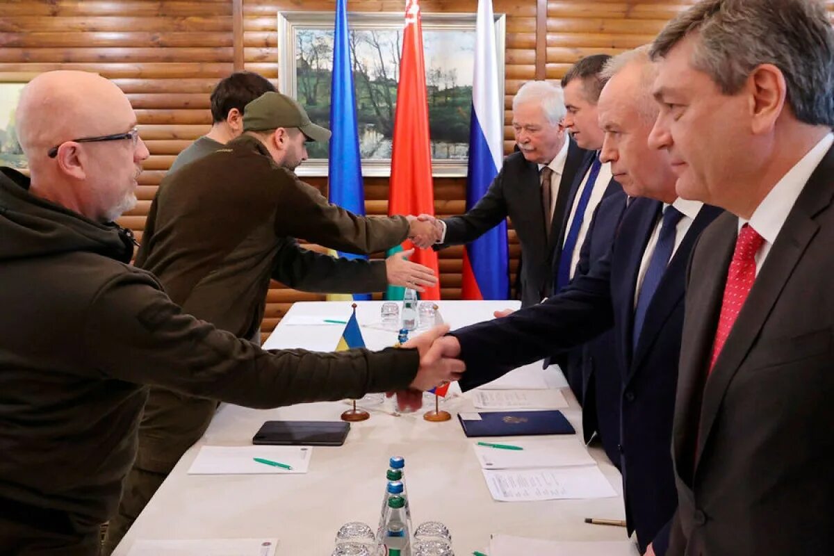 Российско-украинские переговоры в белоруссии. Делегация украины переговоры 2022. Российско-украинские переговоры. Делегация украины переговоры 2022. Делегация украины на переговорах.