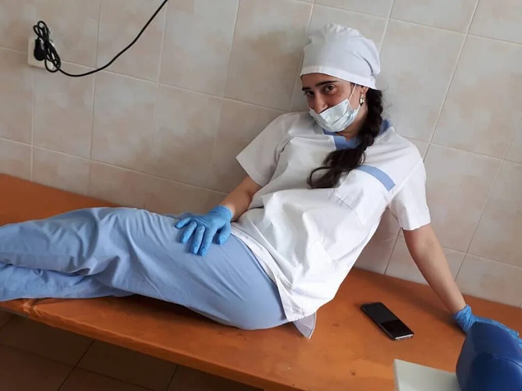 Процедурная медицинская сестра. Медсестры связала пациента. Девушка привязана ремнями в больнице. Связанные медсестры. Номер пациента.