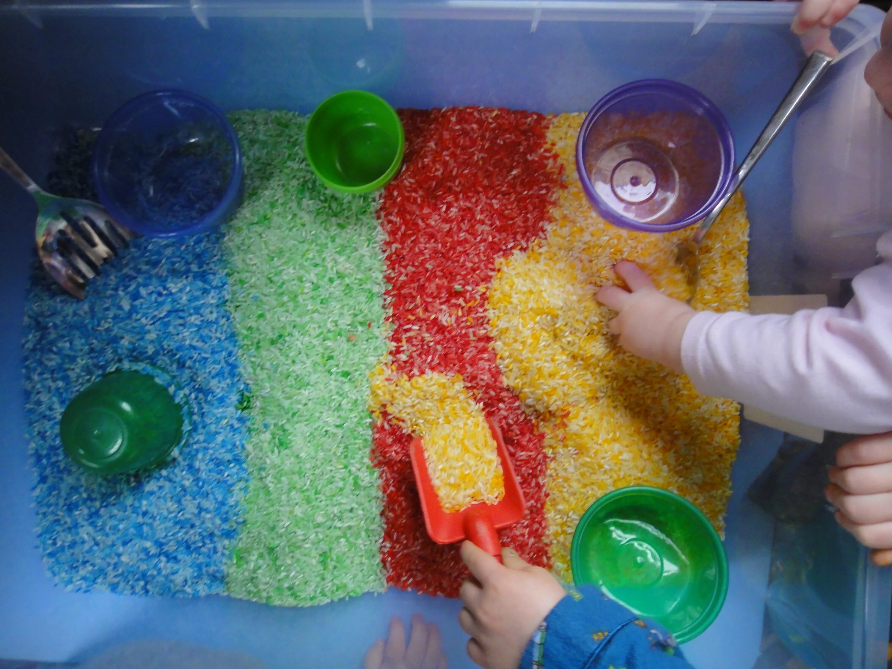 сухой бассейн с крупой. сенсорные коробки с крупой. мелкая моторика крупы. сухой пальчиковый бассейн. мелкая моторика крупы.