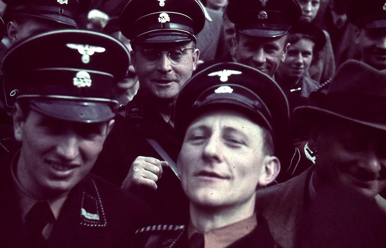 Основные сс. Солдаты SS Adolf Hitler Berlin. СС офицеры СС. СС немцы. Фашисты смеются.