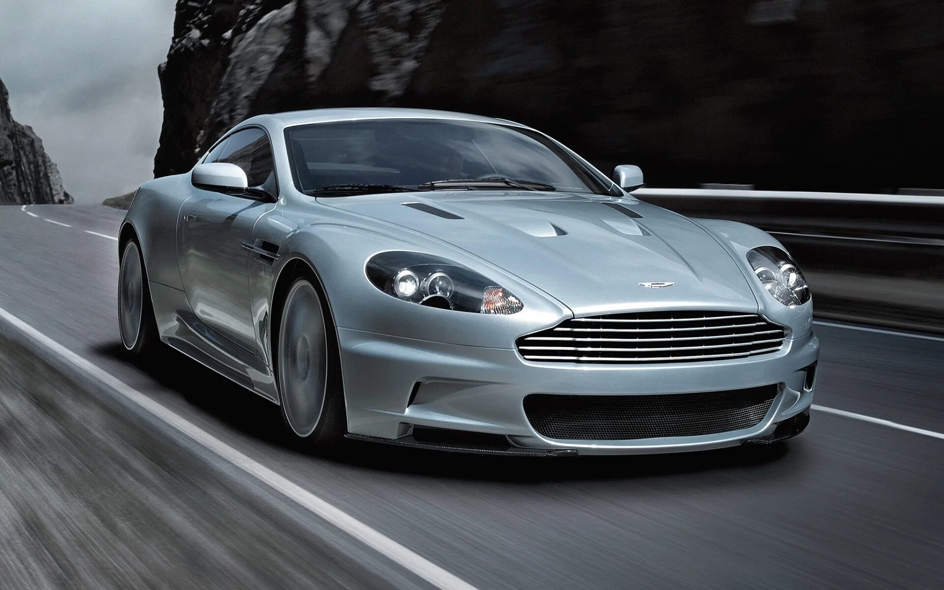 Aston Martin DBS 2008. Aston Martin DBS. Вертикальные машины м видео