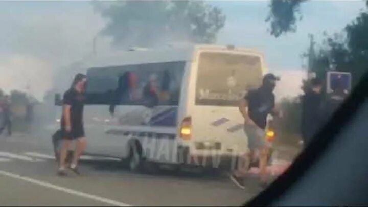 расстрел автобуса. расстрел автобуса. расстреляли микроавтобус. расстреляли автобус с 11 человек. 01.