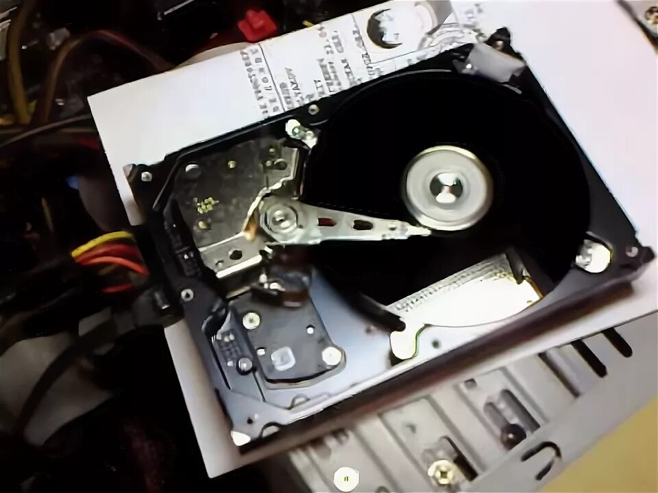 Гудит жесткий. Головка жесткого диска Seagate. Щелкает жесткий диск. Клацает жесткий диск. Головка жесткого диска щелкает.