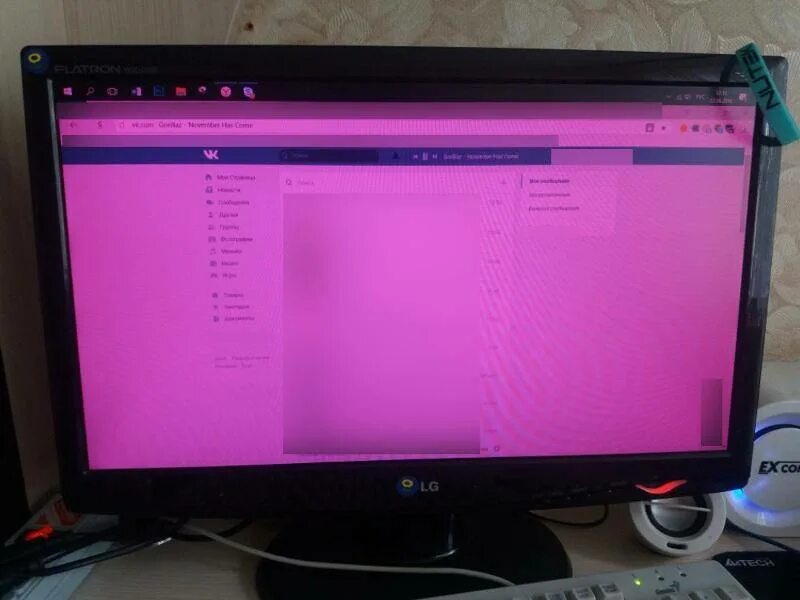 Розовый оттенок на мониторе. Розовый монитор для компьютера. Розовый экран ноутбука. Экран ноутбука стал розовым.