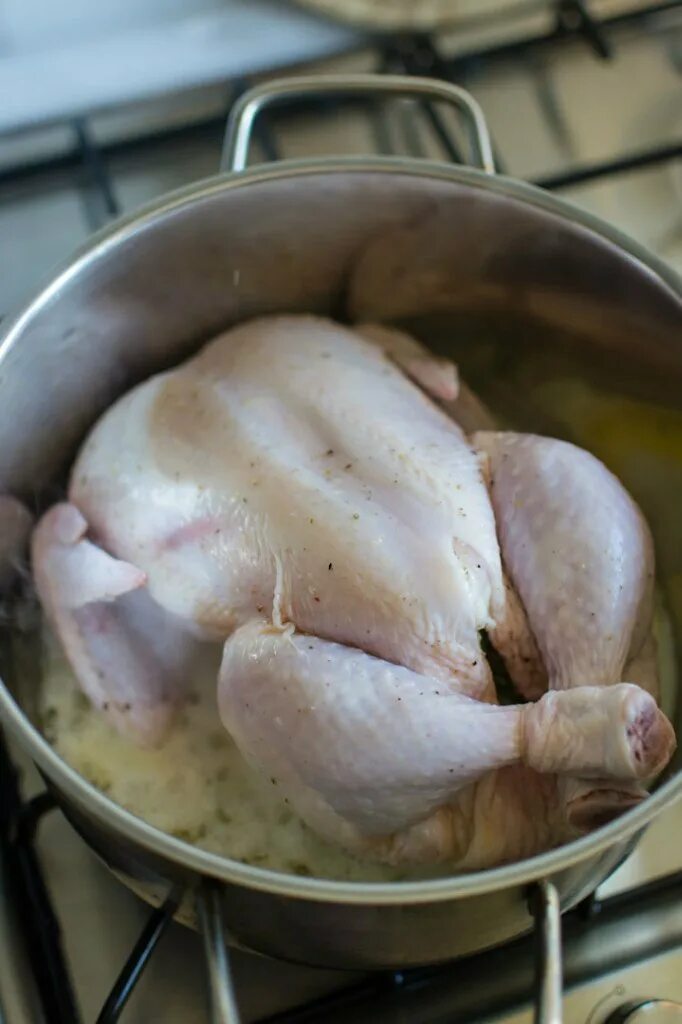 Сколько варится курица в кастрюле. Курица в кастрюле. Курица в сотейнике. Вареная курица в кастрюле. Курица на плите.