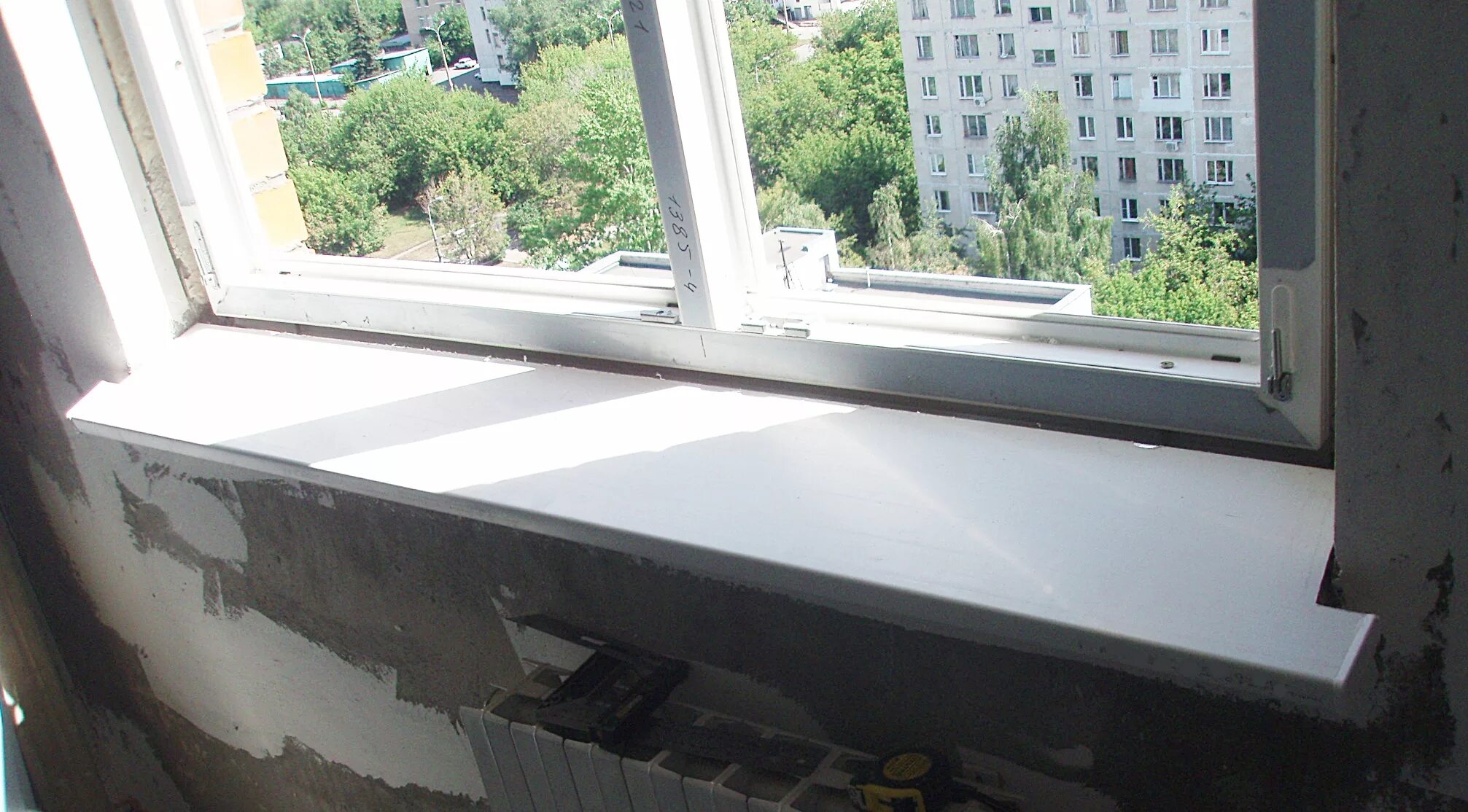 Отделка оконных откосов. Как сделать подоконник пластикового окна. Подоконник пластиковый установленный. Как сделать подоконник пластикового окна. Как сделать подоконник пластикового окна.
