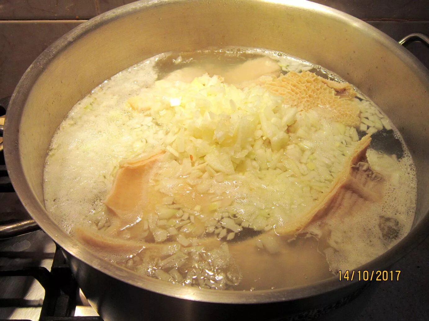 Требуха блюдо. Фаршированная требуха рецепт приготовления с фото. Требуха вареная фото. Как вкусно приготовить требуху. Рубец говяжий блюда.