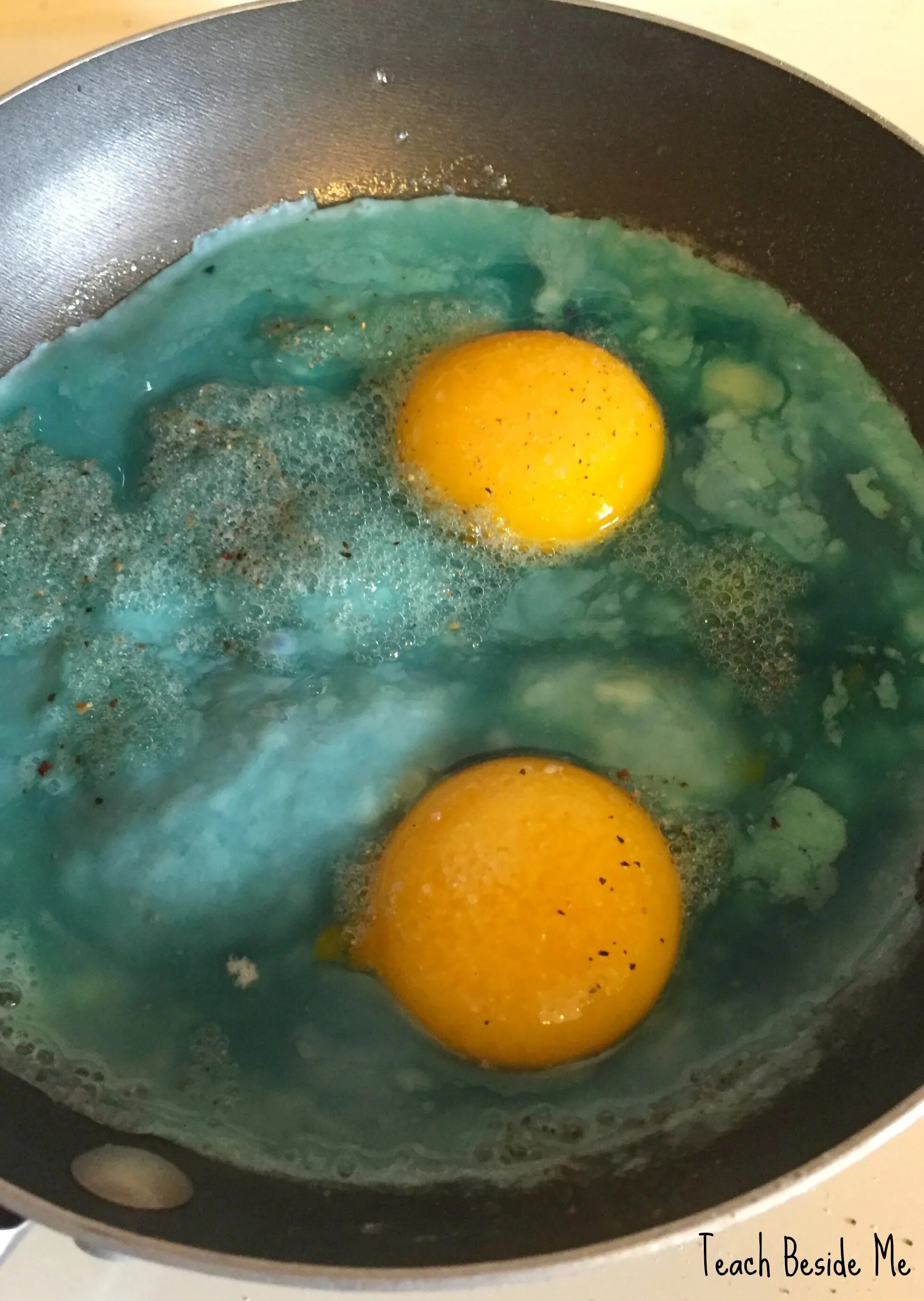 Зеленый желток. Яичница с желтком. Голубая яичница. Яичница с краснокочанной капустой. Жареные яйца.