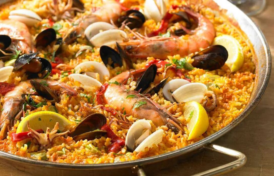 Испанское блюдо из риса. Паэлья (paella). Испанские блюда с морепродуктами. Паэлья по валенсийски. Паэлья с каракатицей.