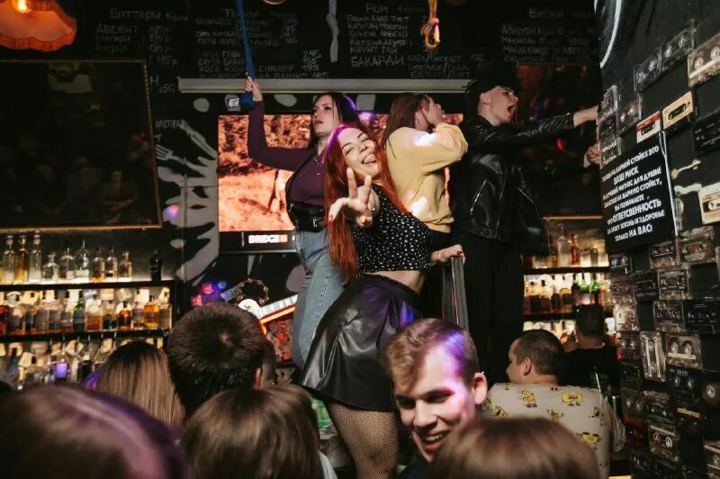 песня воронеж город куража. виктория город воронеж. воронеж город куража мемы. воронеж город куража. массовый экстаз на концерте.