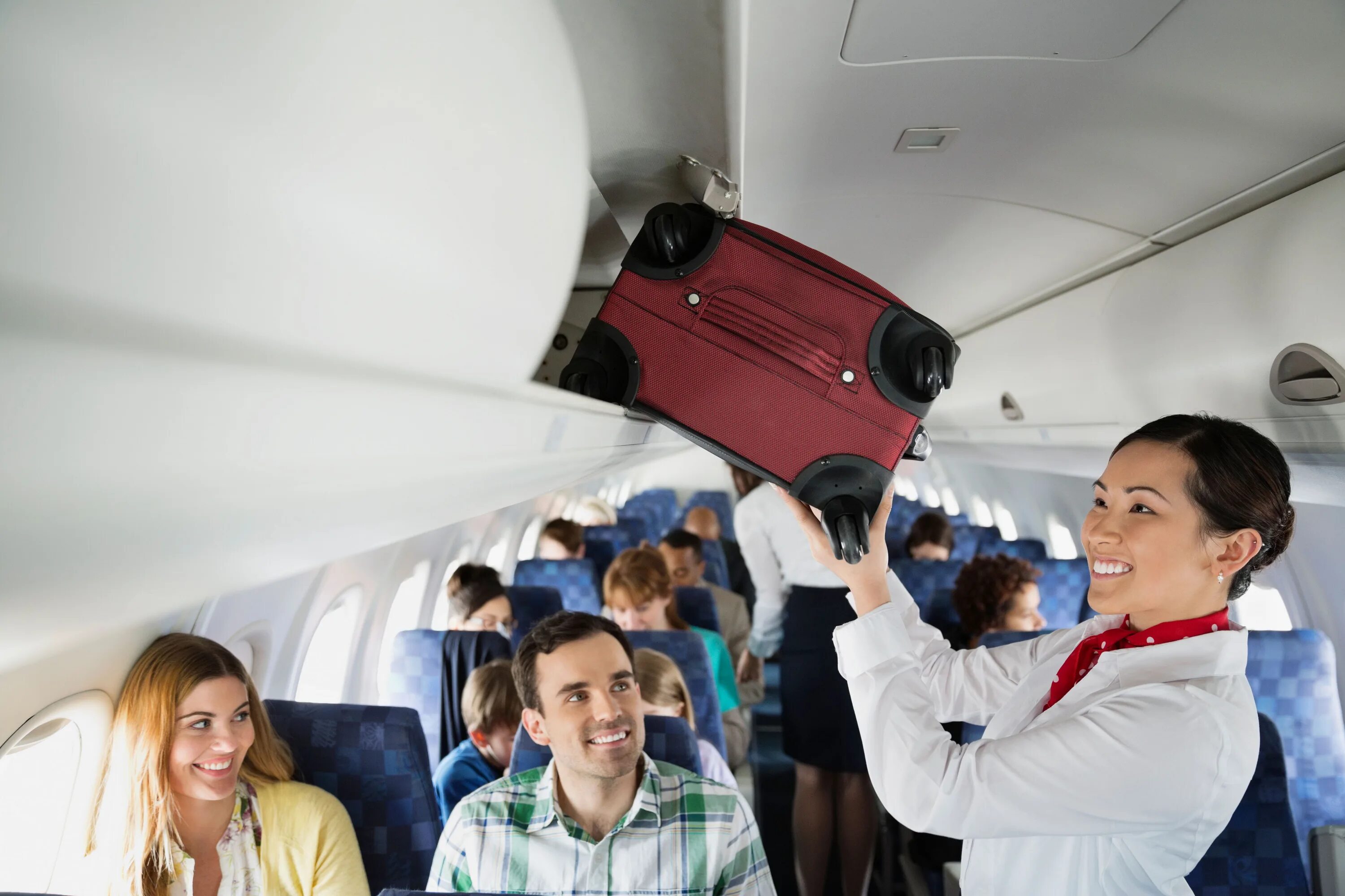 The plane showed the passengers. Самолет с пассажиром. Салонтсамолета с пассажипраи. Салон самолета с пассажирами. Люди в самолете.