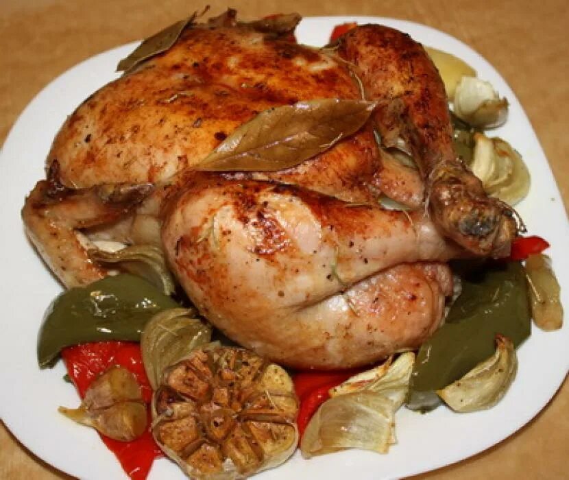 День 3 куриный. Курица в духовке. Курица в духовке целиком с хрустящей корочкой. Курица запеченная с овощами в духовке. Печеные овощи с курицей.