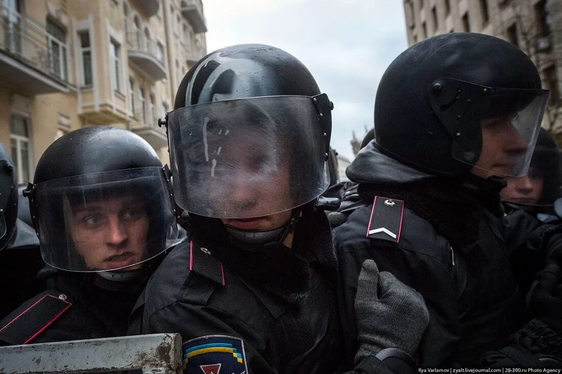 Шлем омон. Шлем ОМОНА. Шлем силовика. Боец ОМОНА В каске.