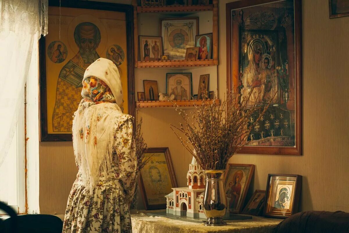 Домашний св. Девушка перед иконой. Православный храм. Иконы в храме. Человек молится перед иконой.