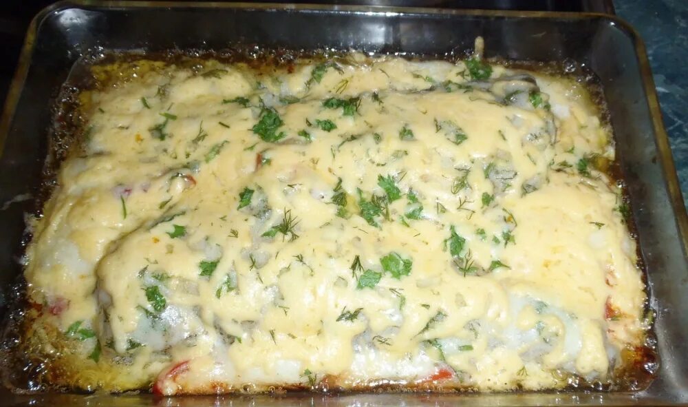 Рыба в духовке. Скумбрия под сыром в духовке. Рыба под майонезом запеченная в духовке. Горбуша с майонезом в духовке. Горбуша в духовке.