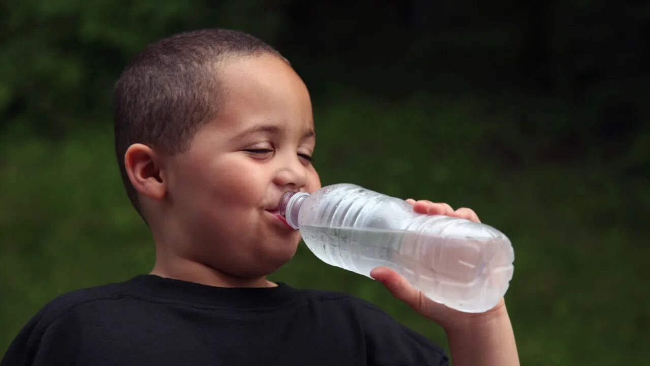 Дети пьют из бутылки. Пить воду. Бутылка для воды для мальчика. Бутылки для питьевой для мальчиков.