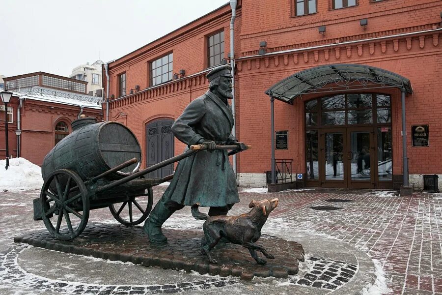 Водовоз сайт спб. Памятник водовозу в Санкт-Петербурге. Памятник петербургскому водовозу. Музей воды памятник водовозу. Памятник водовозу в Кронштадте.