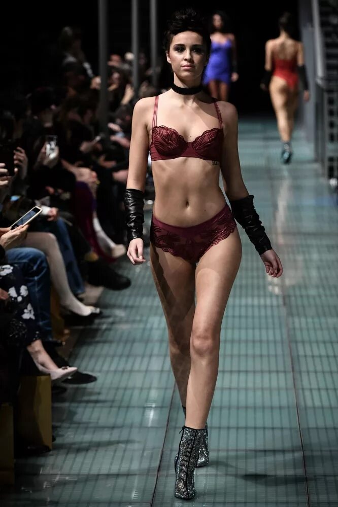 Показ мод стринги. Показ мод стринги. Эшли грэм на подиуме 2021. Показ мод стринги. Показ мод стринги.